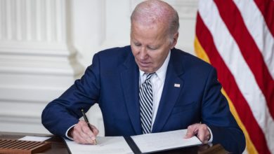 Biden firma ley que incrementará las pensiones de unos 3 millones de exempleados públicos
