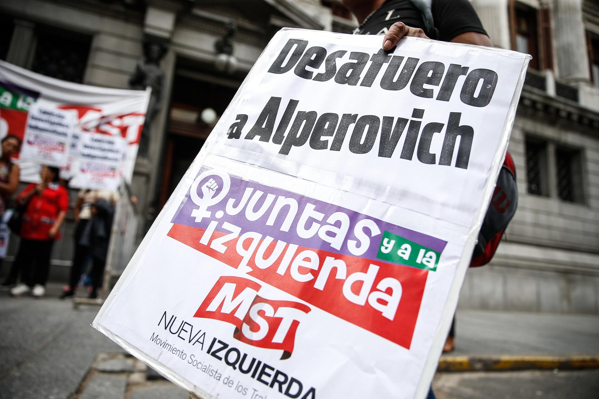 Exgobernador argentino acusado de abuso sexual afirma que padece un "juicio inventado"