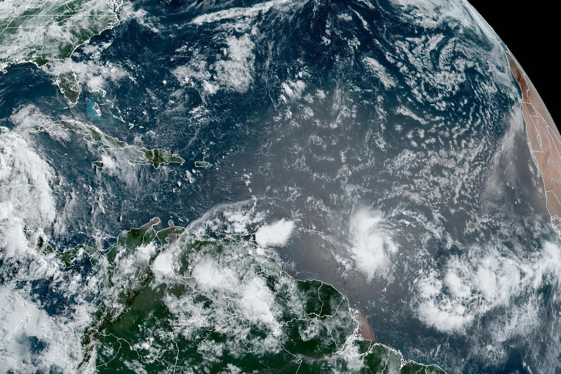 El huracán Beryl se fortalece camino del Caribe y sube a categoría 4