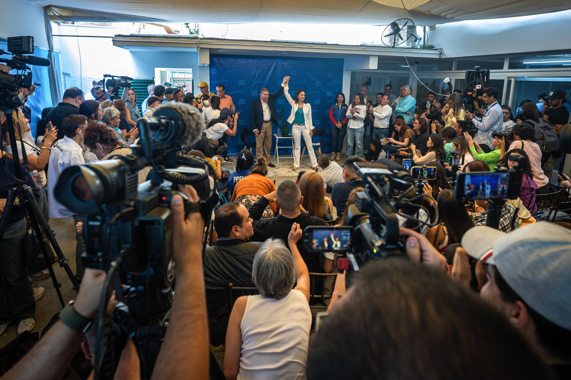 Bloque opositor se compromete a comenzar un proceso para la "democratización" de Venezuela