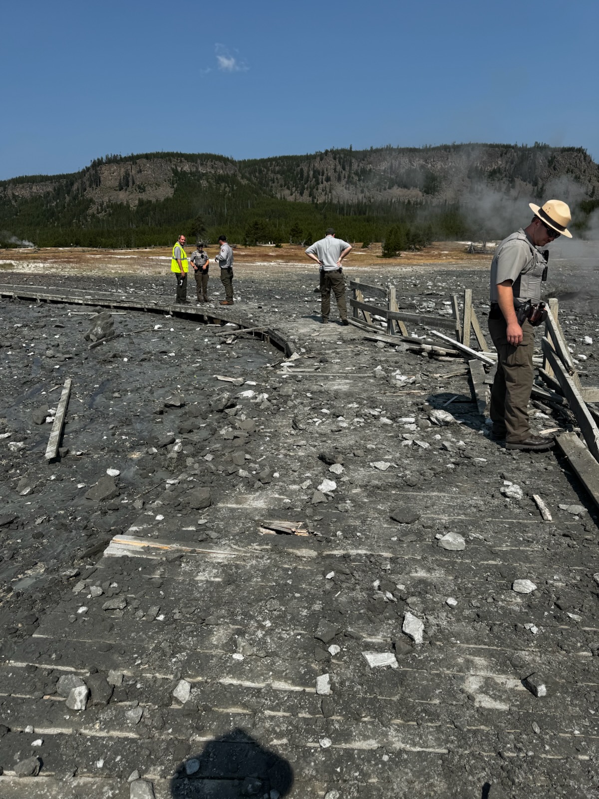 Explosión de lodo y rocas en el parque Yellowstone obliga al cierre de un área turística