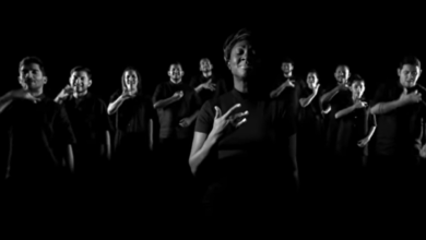 El Coro de Manos Blancas de El Sistema de Orquestas de Venezuela y la Fundación Dudamel tuvieron una participación en el video de “Feels Like I’m Falling In Love”, canción de Coldplay que rinde homenaje a personas con discapacidad auditiva.