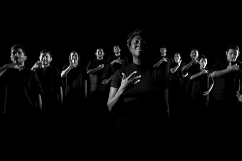 El Coro de Manos Blancas de El Sistema de Orquestas de Venezuela y la Fundación Dudamel tuvieron una participación en el video de “Feels Like I’m Falling In Love”, canción de Coldplay que rinde homenaje a personas con discapacidad auditiva.