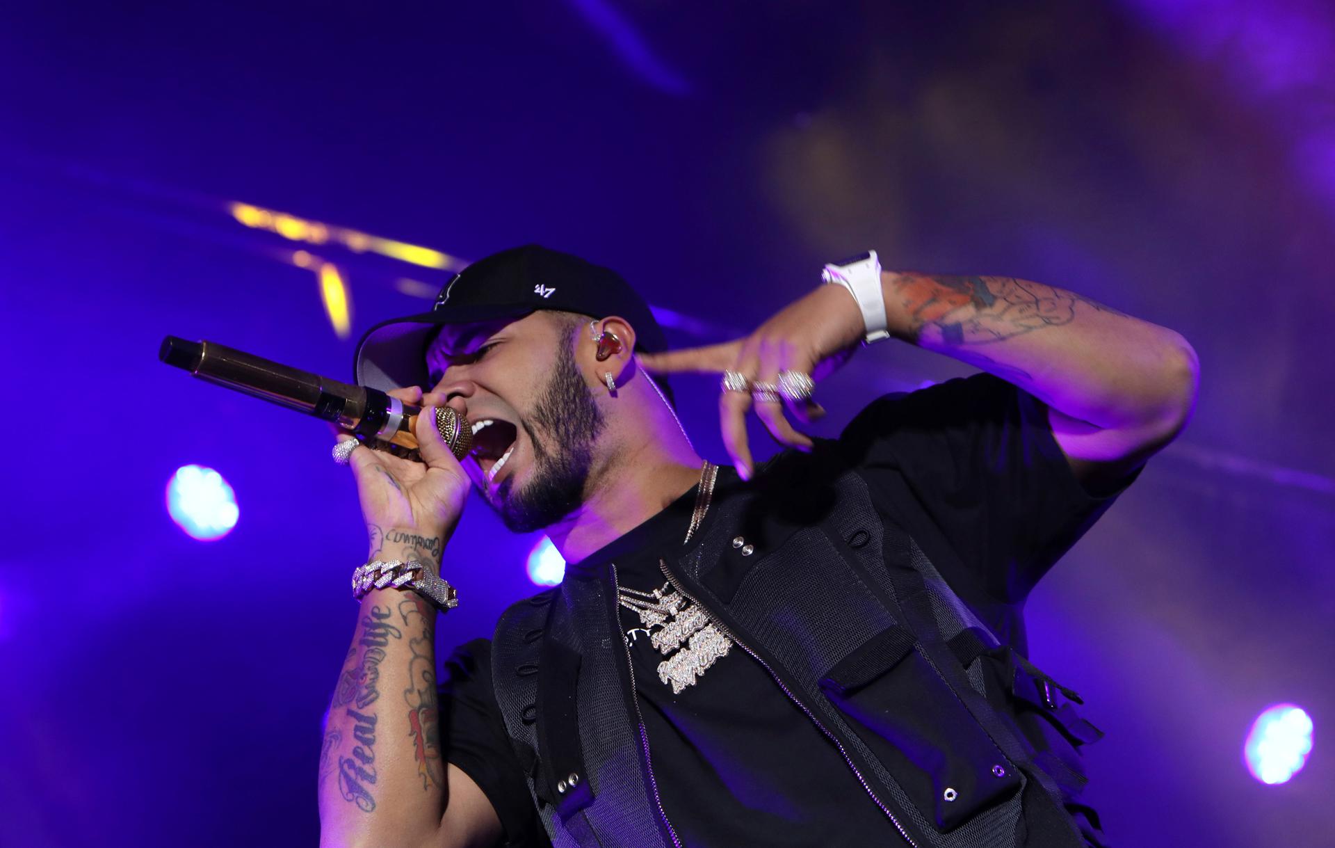 Los reguetoneros puertorriqueños Anuel AA y Justin Quiles participan en un mitin de Trump