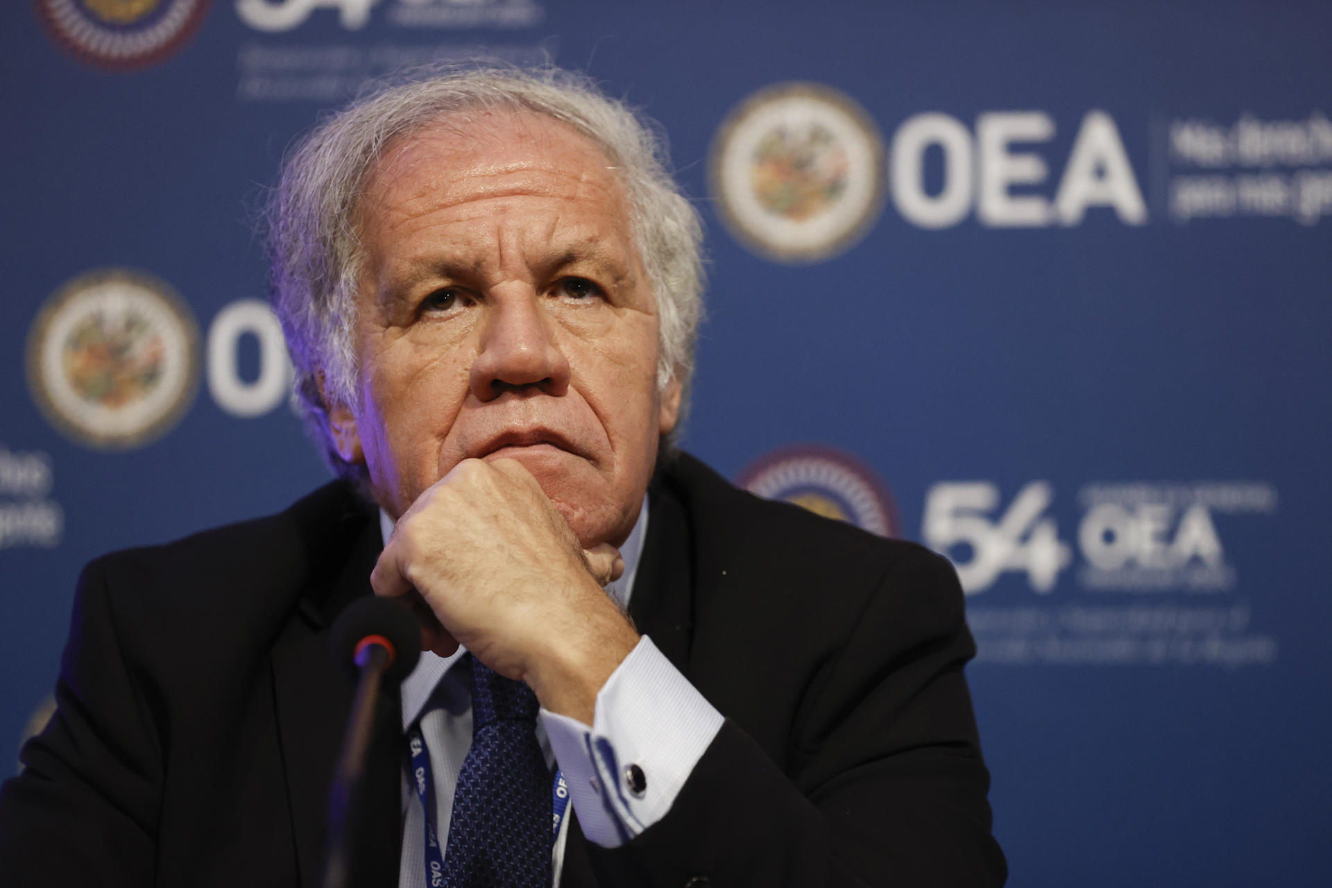 Washington, 30 jul (EFE).- El secretario general de la Organización de Estados Americanos, Luis Almagro, pidió este martes reconocer las actas electorales en poder de la oposición venezolana y que el presidente venezolano, Nicolás Maduro, reconozca la derrota y deje paso "al retorno de la democracia" en el país. En un comunicado, la Secretaría General indicó que "el CNE (Consejo Nacional Electoral) aún no ha podido presentar las actas por las que habría ganado, lo cual a esta altura sería risible y patético sino fuera trágico". En opinión de Almagro, "resulta imperioso" que Maduro acepte las actas en poder de la oposición liderada por Edmundo González Urrutia y María Corina Machado y "en consecuencia aceptar su derrota electoral y abrir el camino al retorno a la democracia en Venezuela". "De no hacerlo, sería necesaria la realización de nuevas elecciones" con la presencia de observadores electorales de la Unión Europea y la OEA, según señala el comunicado. Almagro también pidió la creación de un nuevo CNE para reducir las irregularidades institucionales que, en su opinión, plagaron el proceso electoral que culminó con las elecciones del pasado domingo, cuyo resultado ha sido puesto en duda por varios países ante la falta de detalles sobre el escrutinio. El CNE de Venezuela proclamó la victoria de Maduro con un 51,20 % de los votos frente al 44,20 % del opositor Edmundo González Urrutia, con un 80 % escrutado y sin desagregar los resultados. La oposición antichavista asegura tener en su poder las actas emitidas en el proceso electoral y han habilitado un buscador para mostrarlas a la ciudadanía. Machado aseguró que la oposición mayoritaria logró obtener el 73 % de las actas emitidas en las presidenciales, que dan -aseveró- la victoria a González Urrutia, con una diferencia "apabullante", contrario a lo anunciado por el CNE. "El manual completo del manejo doloso del resultado electoral fue aplicado en Venezuela la noche del domingo, en muchos casos de manera muy rudimentaria", lamentó Almagro.