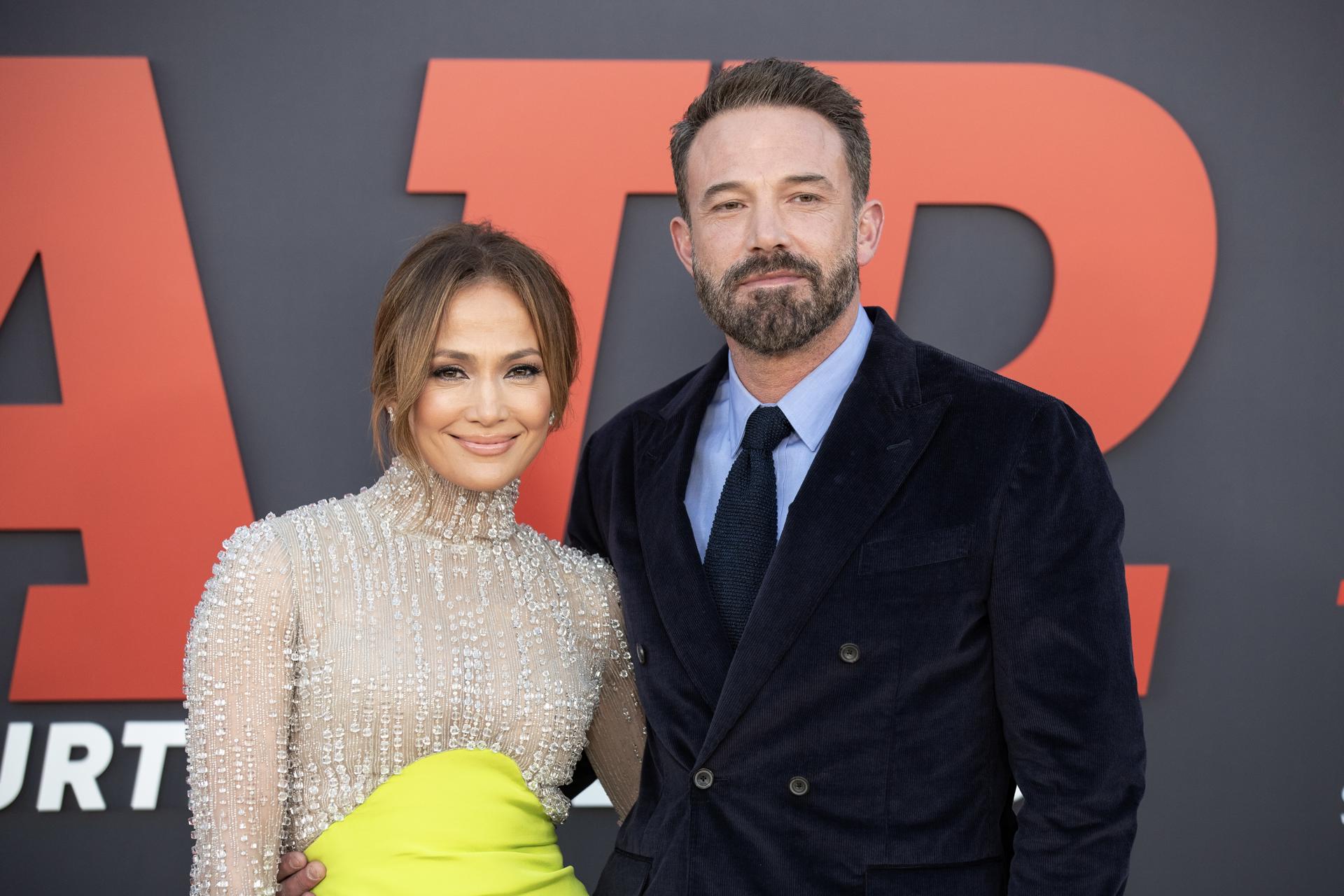 Luego de meses de acaparar titulares sobre su separación, la cantante y actriz Jennifer López solicitó el divorcio de su marido Ben Affleck tras dos años de matrimonio.