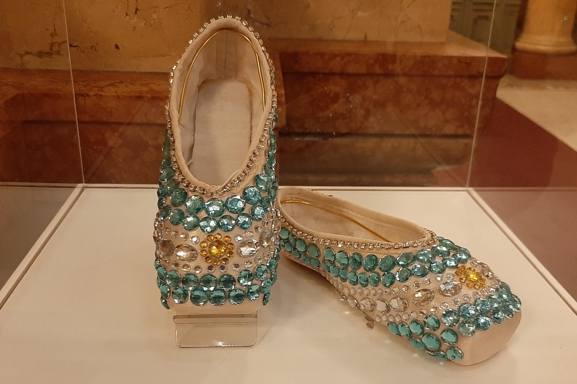 Veintisiete pares de puntas de ballet decoradas para alcanzar "un sueño"