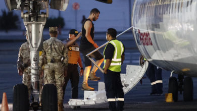 El primer vuelo de retorno de migrantes irregulares financiado por EE.UU. sale de Panamá
