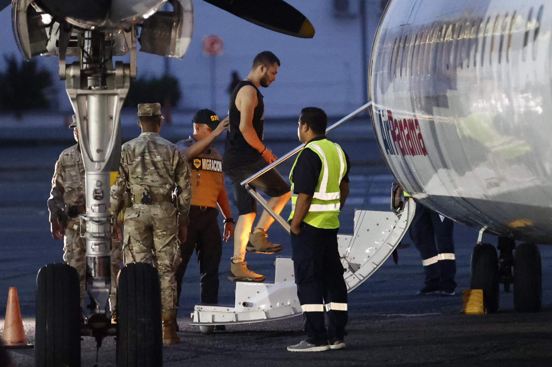 El primer vuelo de retorno de migrantes irregulares financiado por EE.UU. sale de Panamá