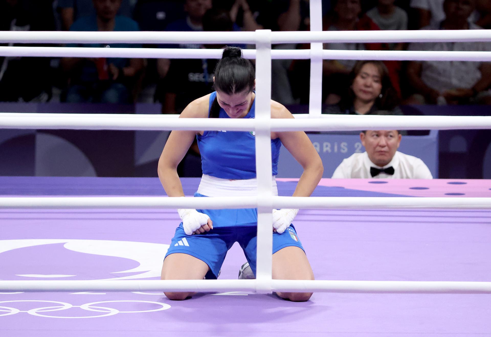 Ángela Carin se retira a los 46 segundos de su pelea contra la argelina Imane Khelif