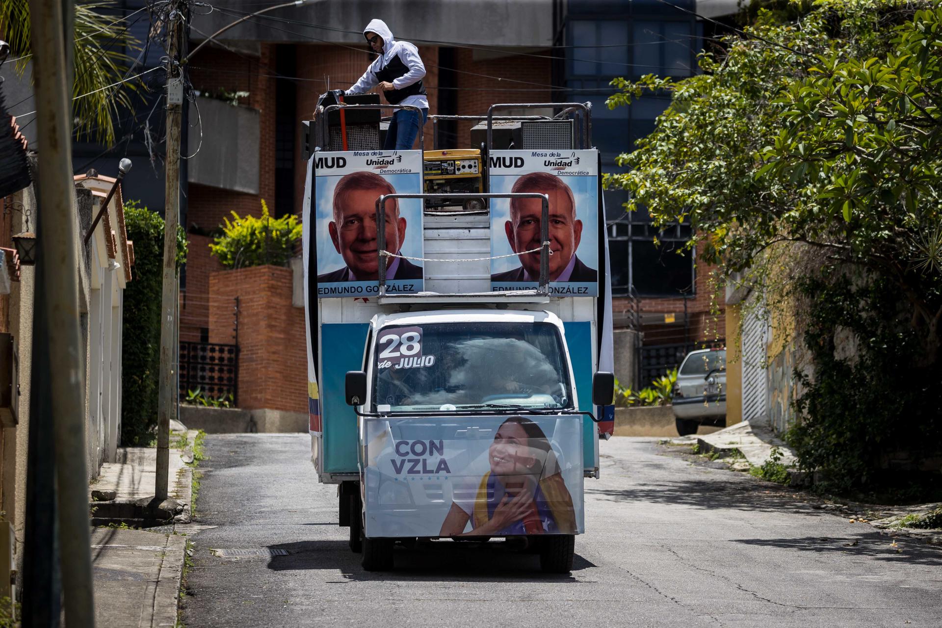 La Policía venezolana incauta el camión de la caravana de Machado, dice bloque opositor