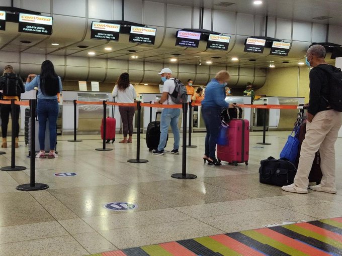 Denuncian asedio del régimen a periodistas y opositores en el Aeropuerto Internacional Simón Bolívar de Maiquetía