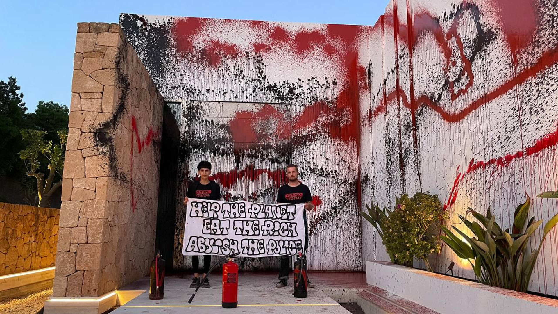 Activistas de Futuro Vegetal vandalizan fachada de mansión de Leo Messi en Ibiza (España)