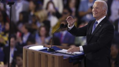 Biden recibe una abrumadora ovación en la convención demócrata y pasa el testigo a Harris