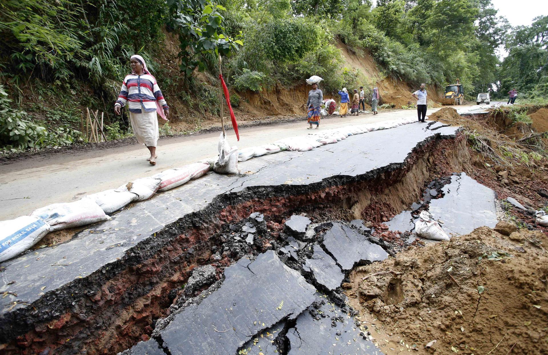Fuertes lluvias dejan 28 muertos en oeste de India y dan paso a una invasión de cocodrilos