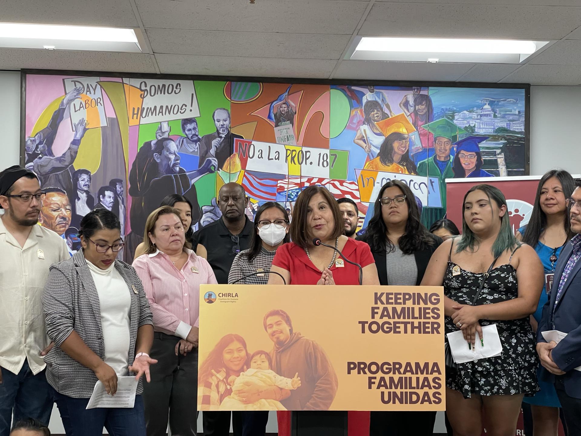 Urgen a medio millón de migrantes a inscribirse en nuevo plan de legalización de Biden