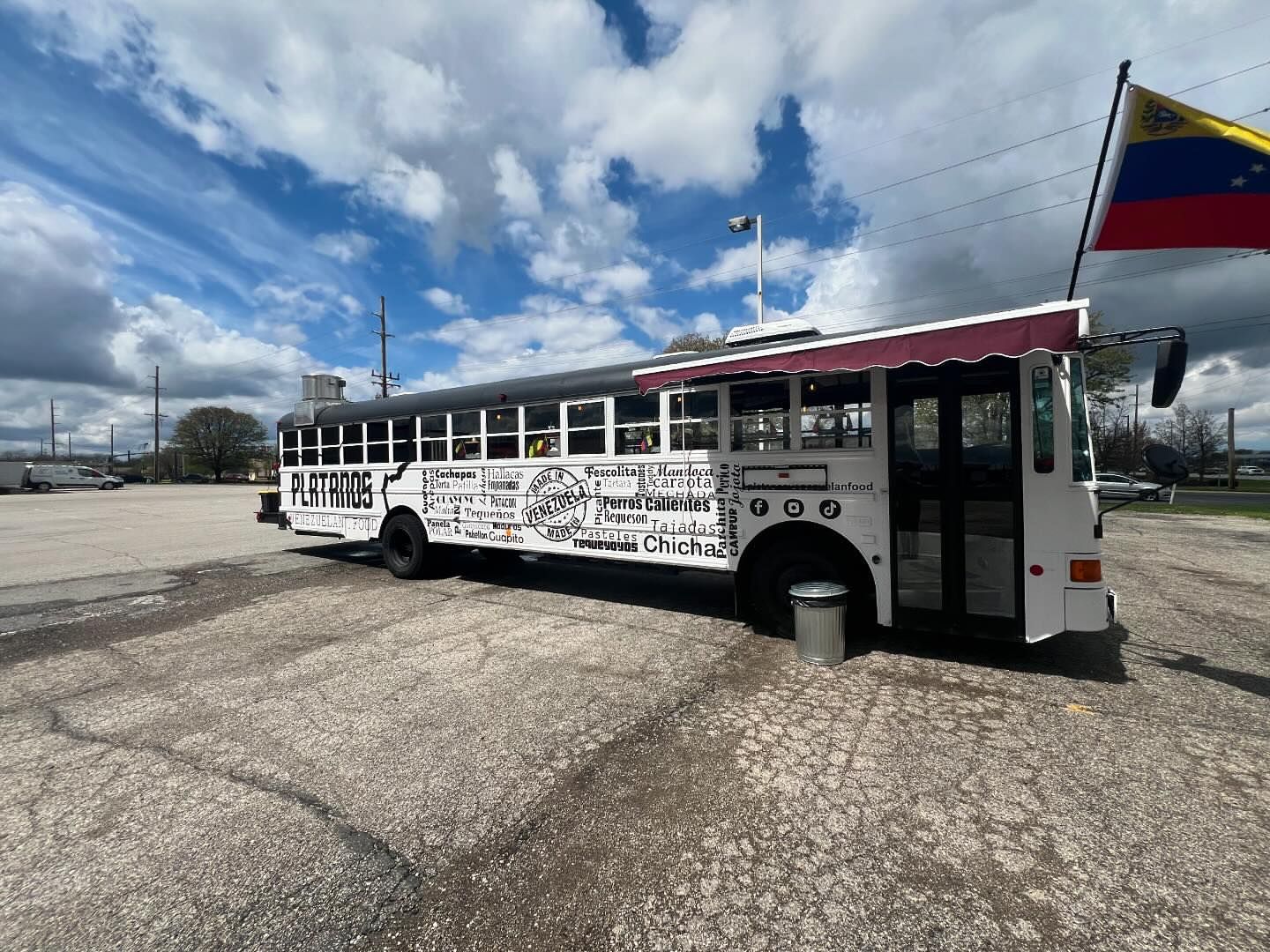 Venezolanos transformaron un autobús escolar en el primer restaurante móvil de comida criolla de Indiana