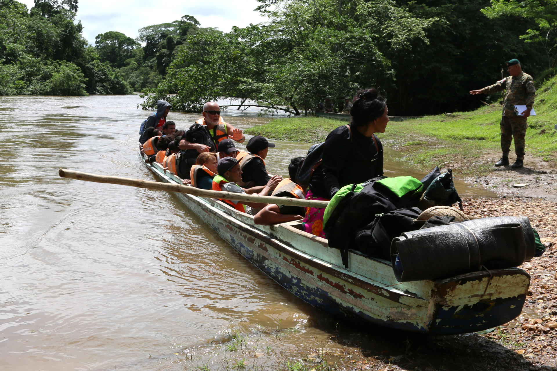 Más de un centenar de migrantes varados en playas del Pacífico de Panamá serán "evacuados"