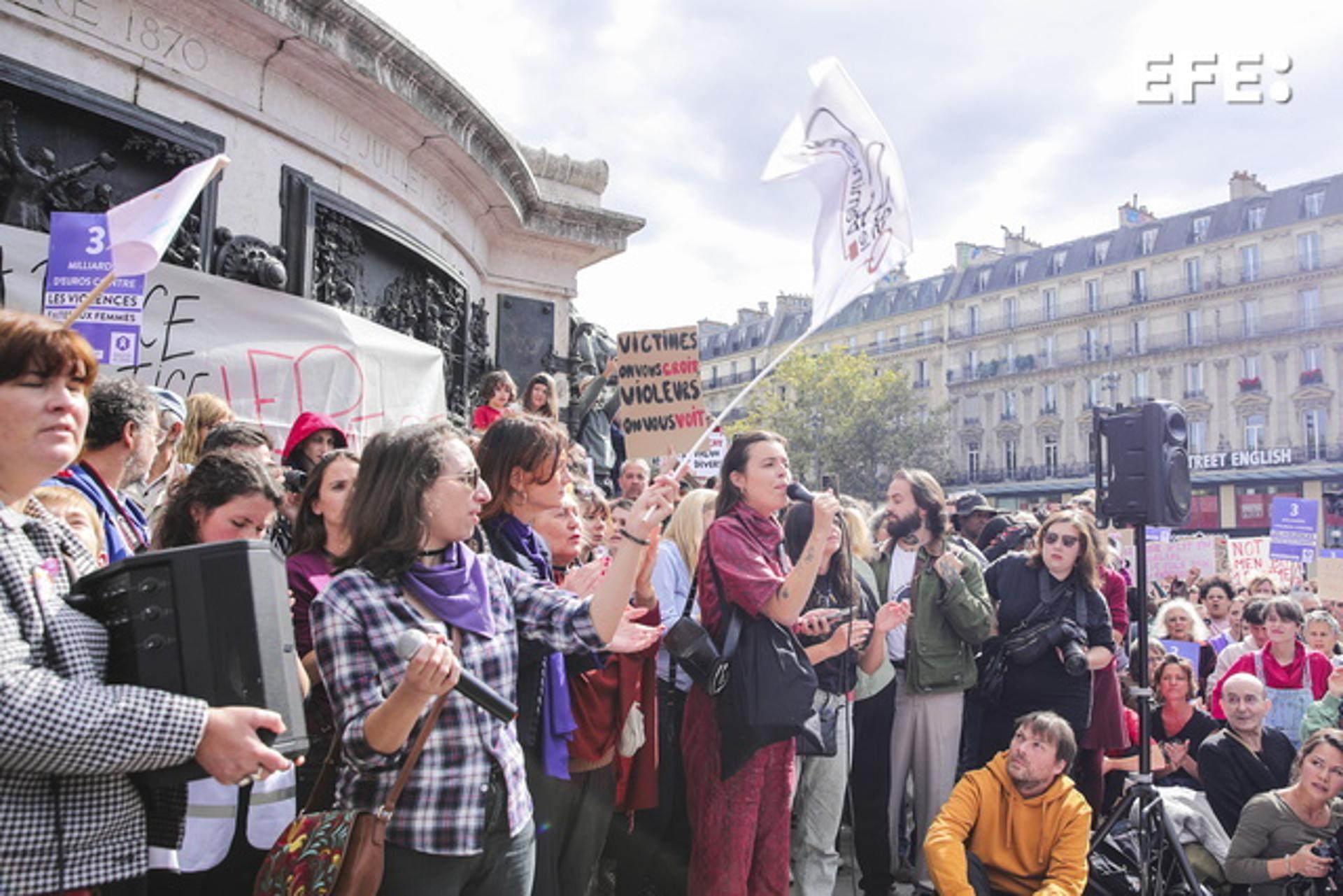 Miles de manifestantes en París en apoyo a mujer drogada y violada por decenas de hombres