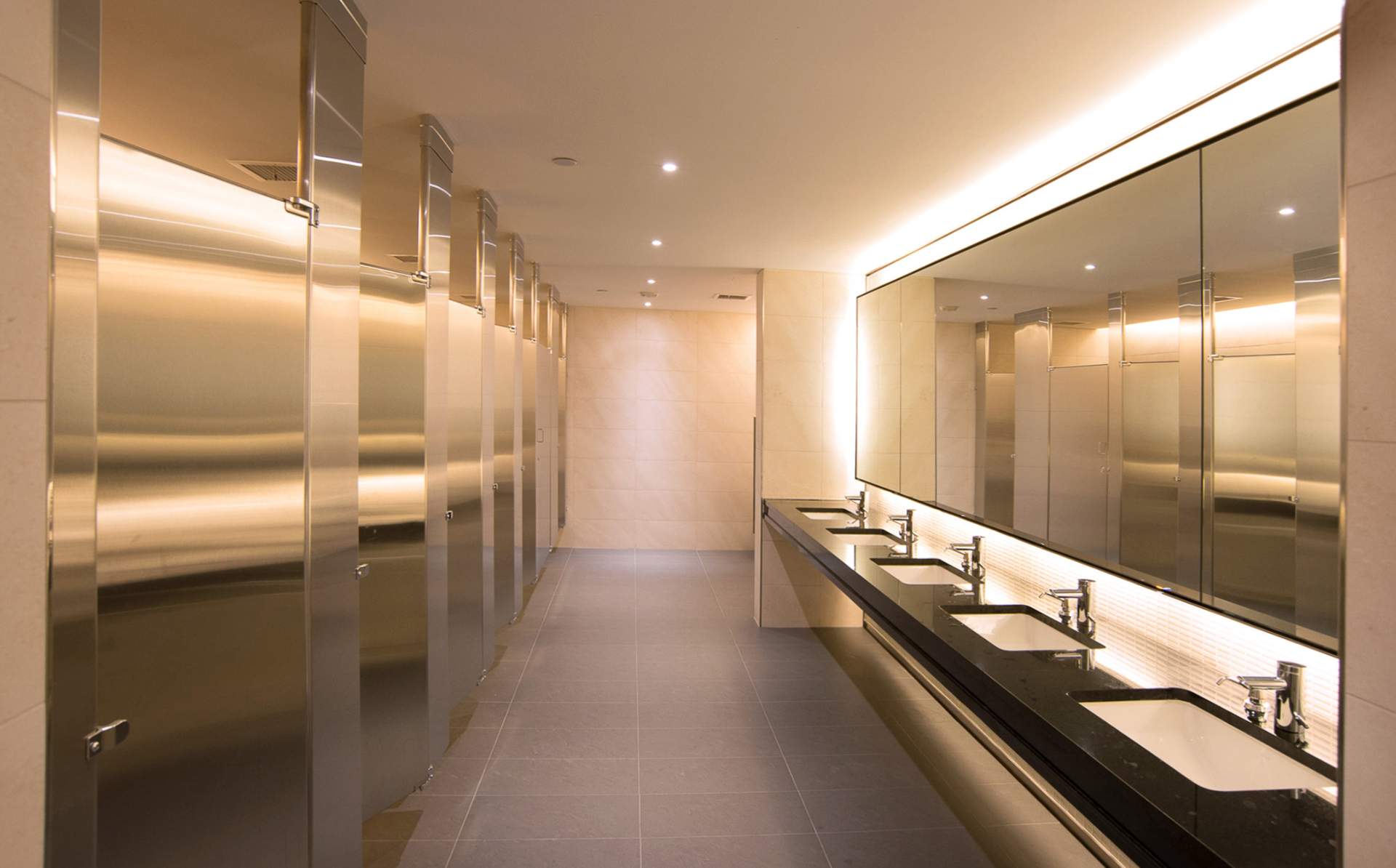 Escuela en West Valley City toma precauciones en Halloween tras encontrar una amenaza en el baño