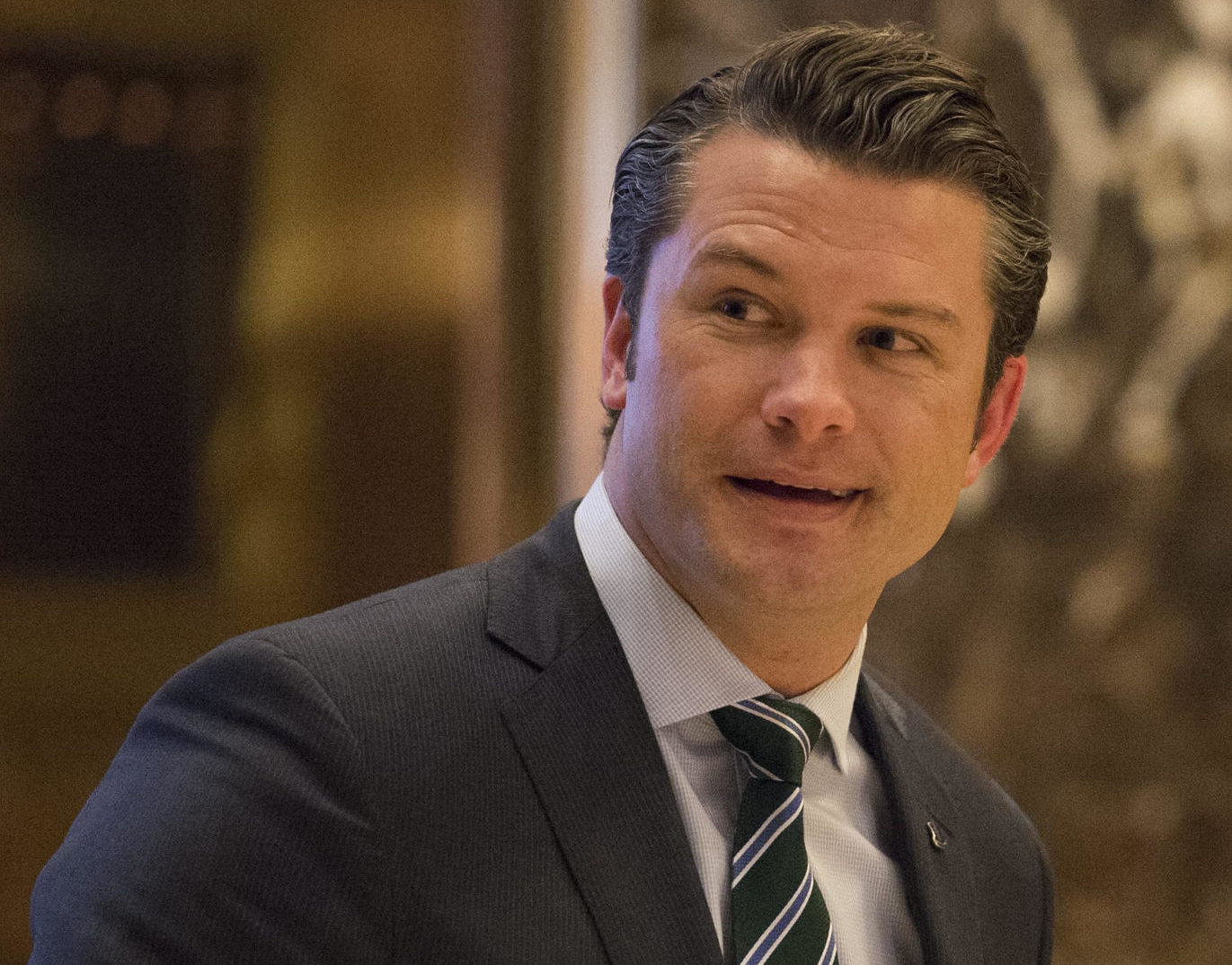 Trump nomina al veterano de guerra y presentador Pete Hegseth como secretario de Defensa
