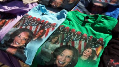Harris aparece por sorpresa en la sede demócrata para llamar por teléfono a votantes