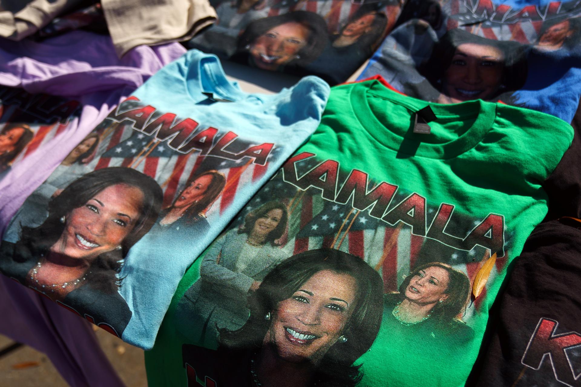 Harris aparece por sorpresa en la sede demócrata para llamar por teléfono a votantes