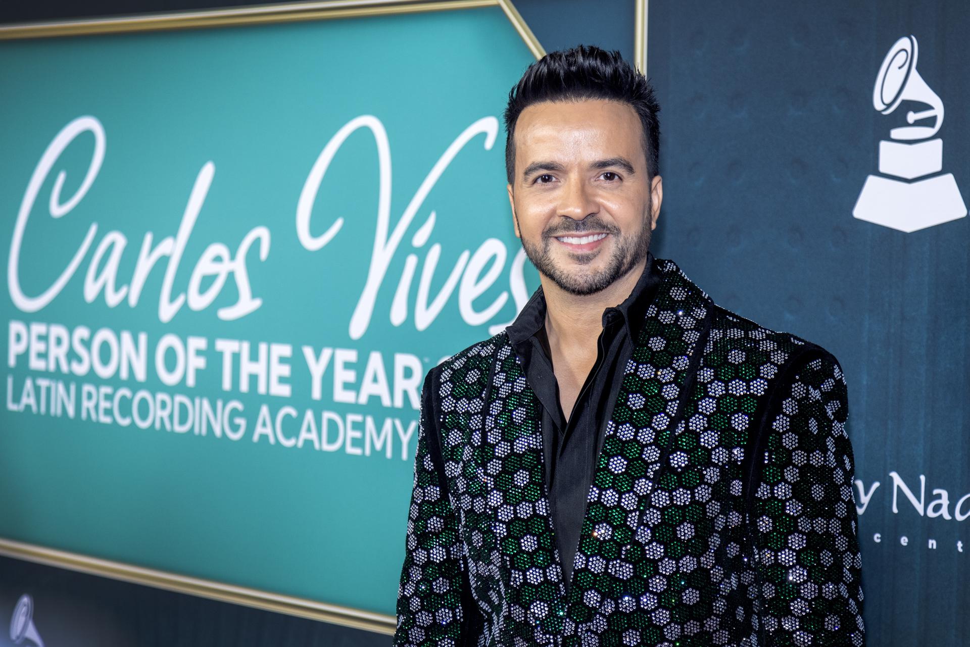 Luis Fonsi recuerda que su carrera comenzó sin presupuesto "y tocando puertas"