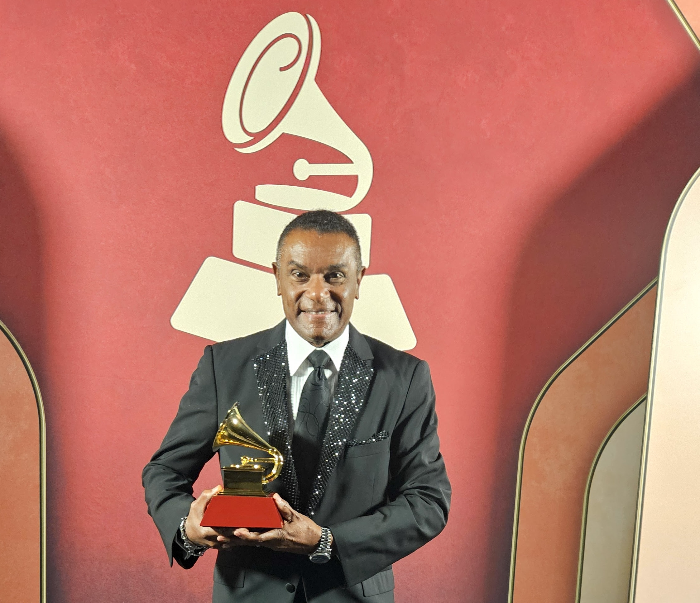 “Señores, el bolero está vivito y coleando”, afirma El Canario tras ganar el Latin Grammy