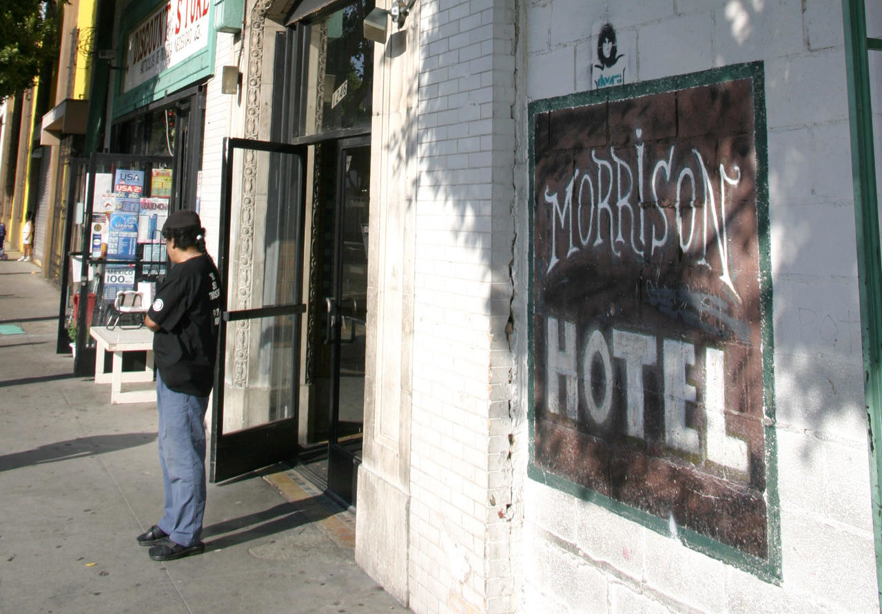 Un incendio destruye el Hotel Morrison de Los Ángeles, portada del álbum de 'The Doors'