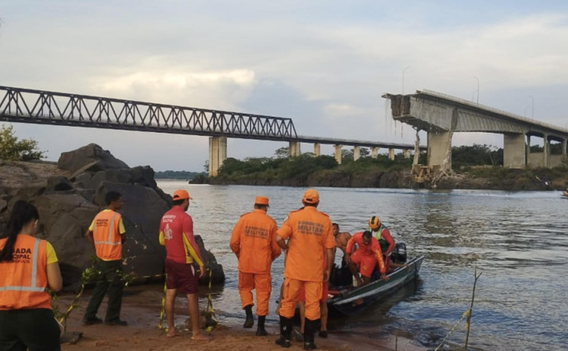 Suben a 8 muertos y 9 desaparecidos por el derrumbe de un puente en el norte de Brasil