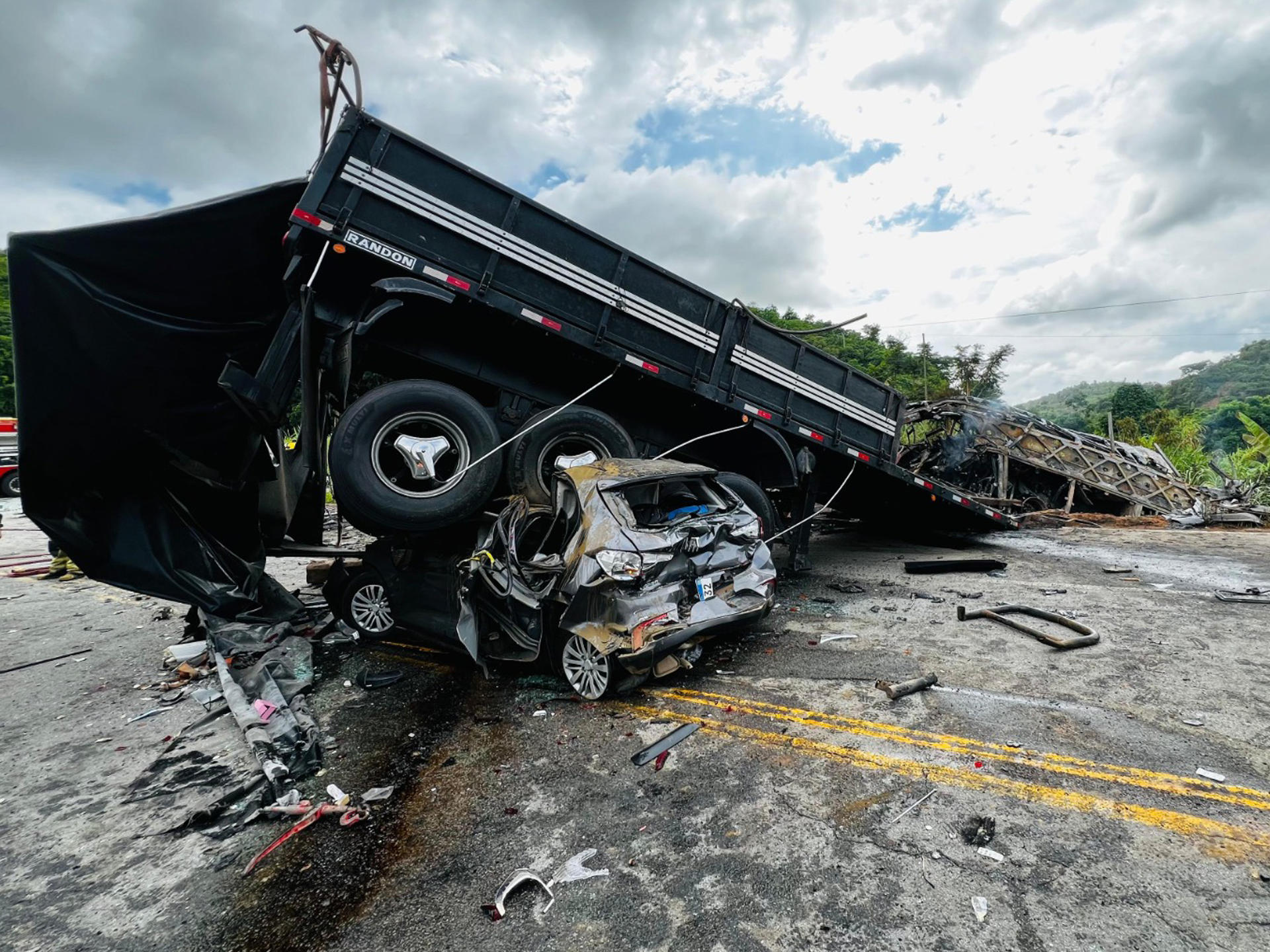 Suben a 41 los muertos en un accidente de tres vehículos en Brasil