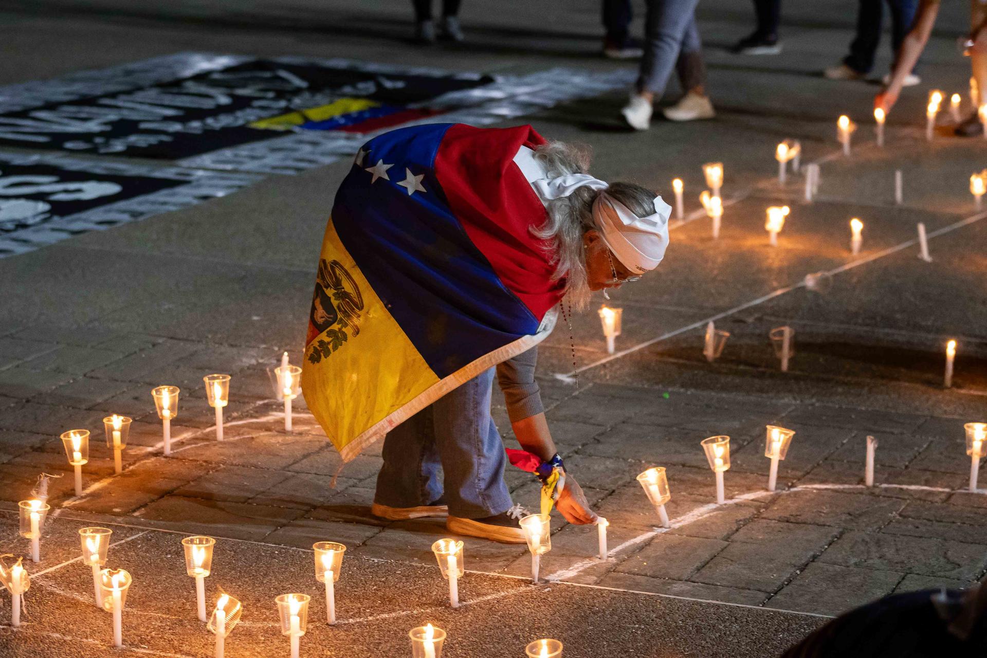 Familias venezolanas inician una vigilia de oración por los "presos políticos" fallecidos