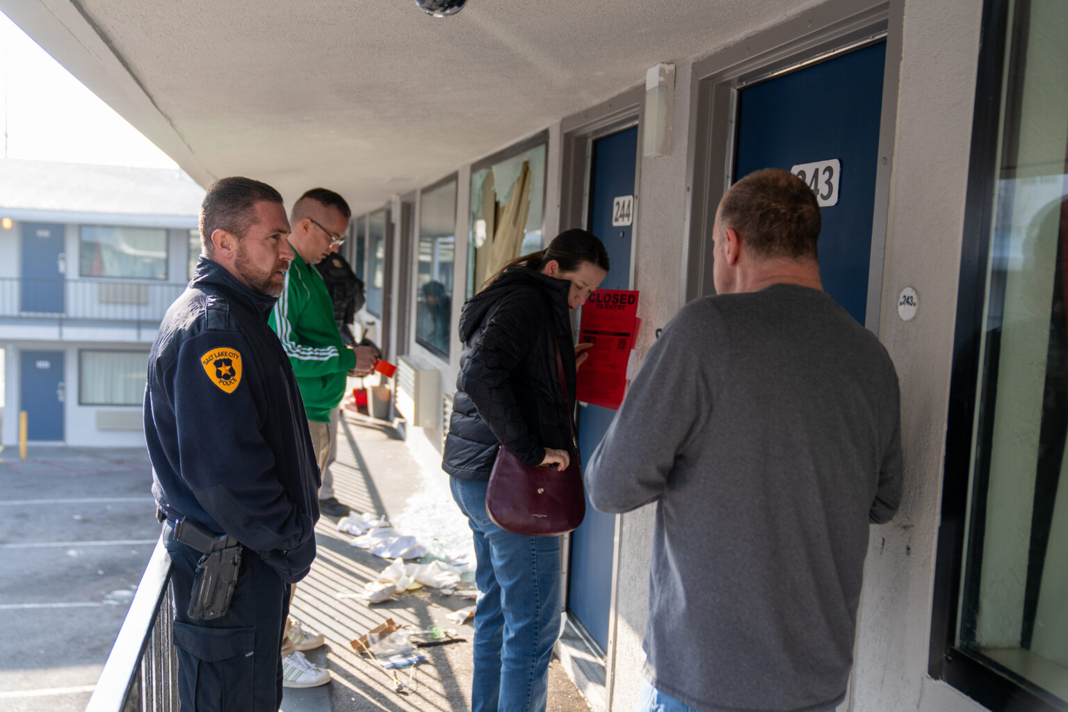 Policía de Salt Lake City lleva a cabo varias órdenes de registro relacionadas con drogas en un motel del centro de la ciudad