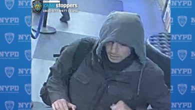Continua búsqueda de asesino de ejecutivo en New York mientras afloran detalles del tirador