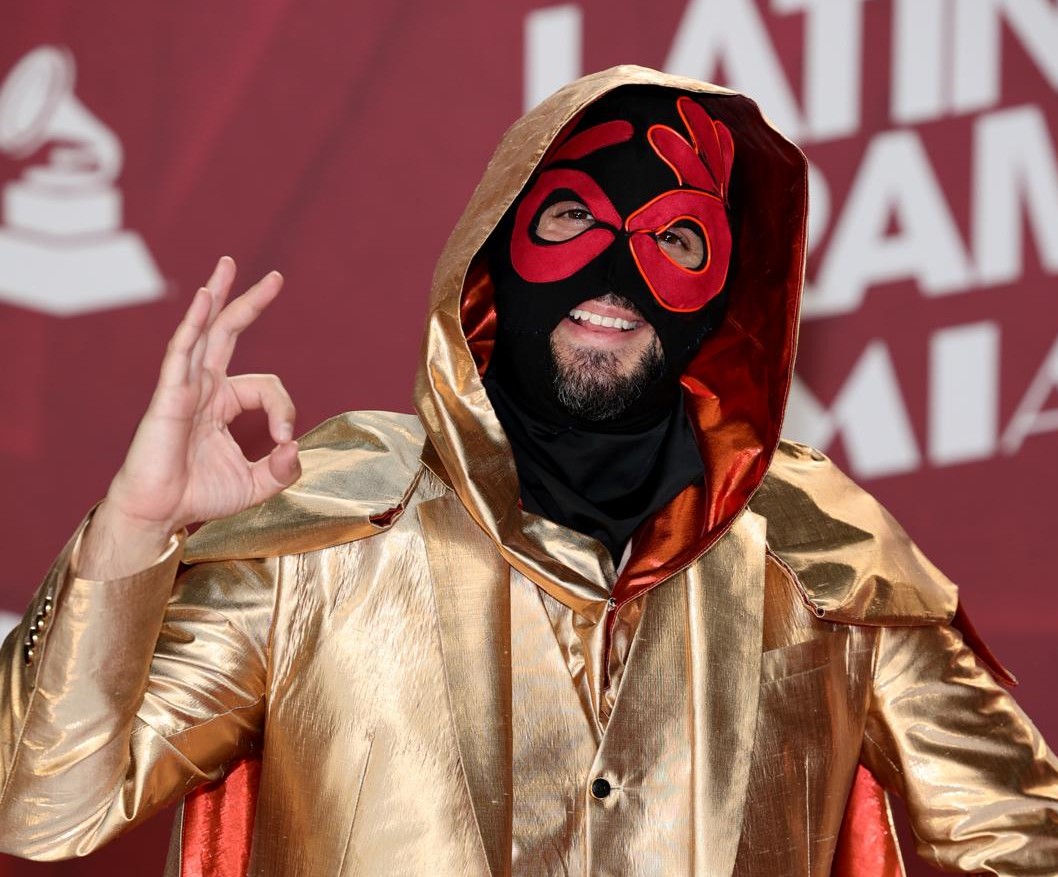 Descubre quien es el misterioso personaje con el signo del Positivismo en la alfombra roja de los Latin Grammy 2024