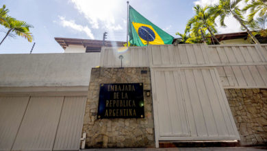 Machado alerta que policía amenaza con "eventual ingreso" a embajada argentina en Caracas