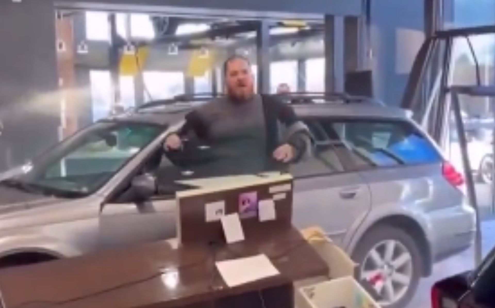 Insólito incidente en un concesionario de Salt Lake City: Cliente estrella un auto y enfrenta consecuencias legales (+VIDEO)