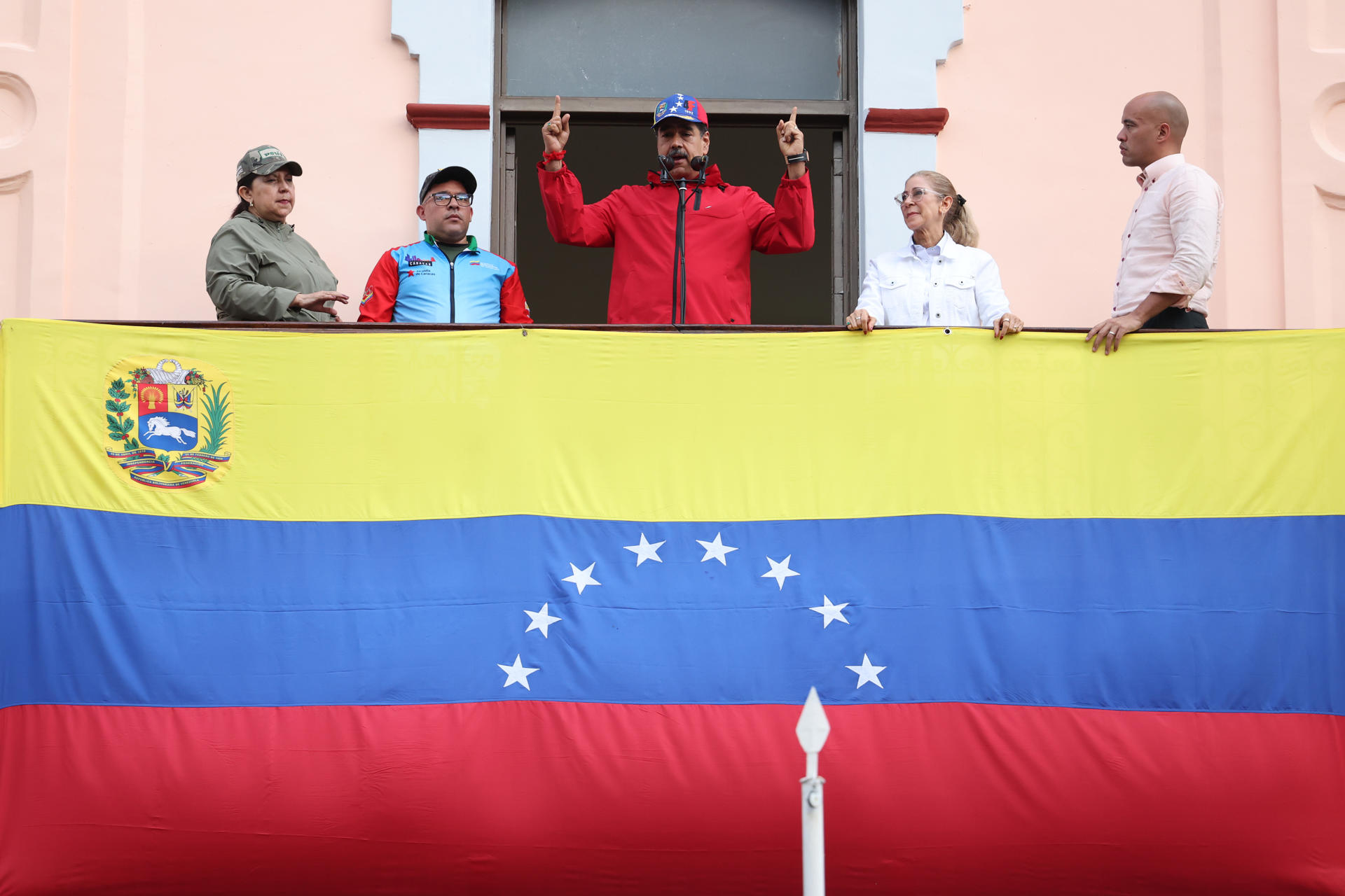 Maduro acusa a Machado de fingir un "autosecuestro" durante una manifestación en Caracas