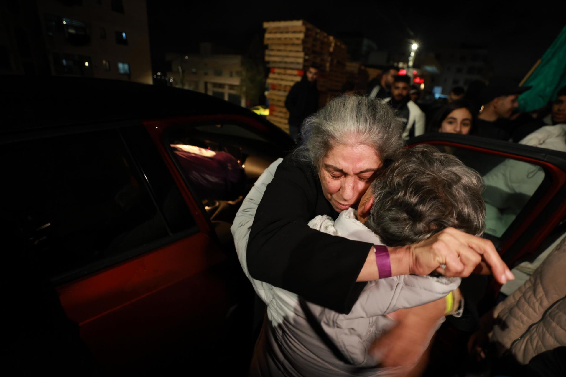 Israel libera al primer grupo de 90 presos palestinos en acuerdo de alto el fuego en Gaza