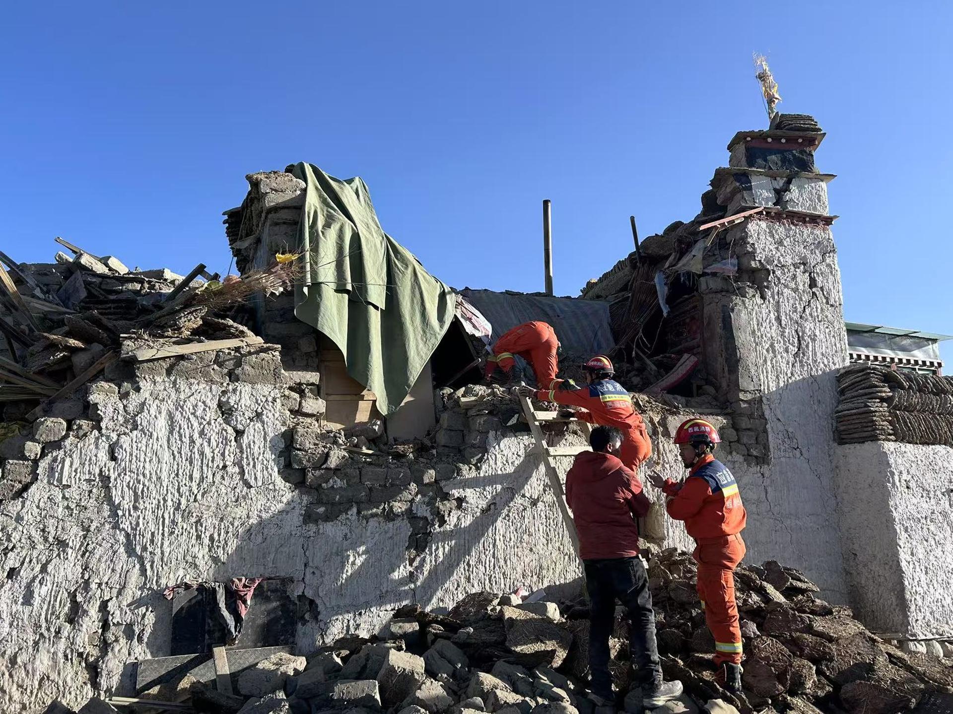 Aumentan a 95 los fallecidos tras el seísmo de magnitud 6,8 en la región china del Tíbet