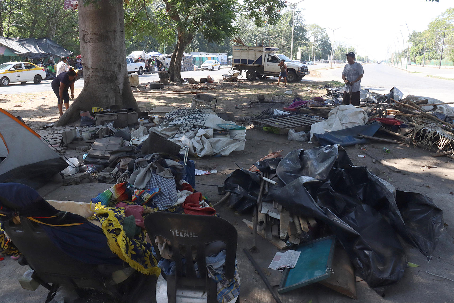 Autoridades mexicanas remueven un campamento de migrantes en su frontera sur