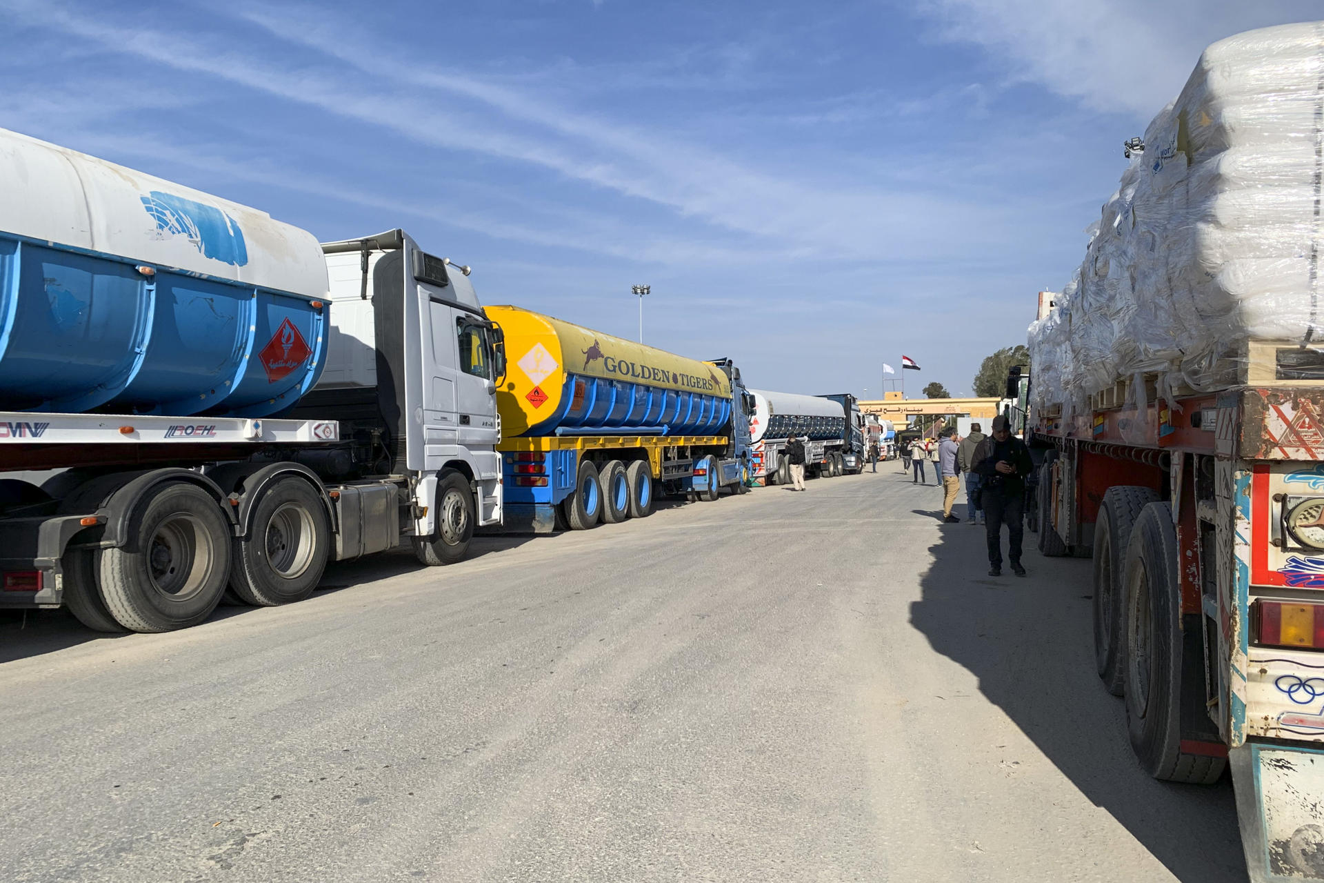 Más de 200 camiones de ayuda entran desde Egipto en el segundo día de tregua en Gaza