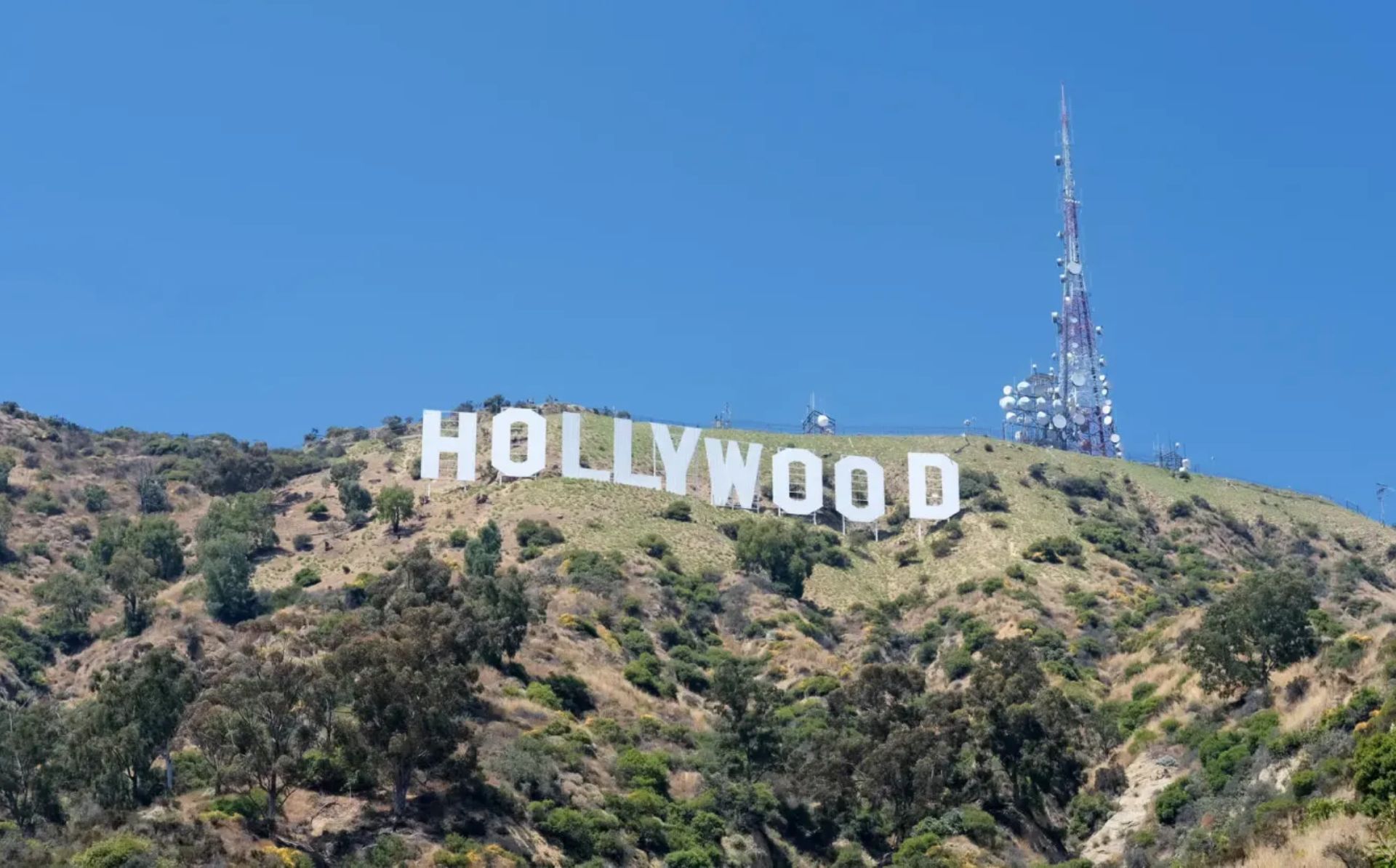 EFE Verifica: El letrero de Hollywood no se ha incendiado, son imágenes falsas
