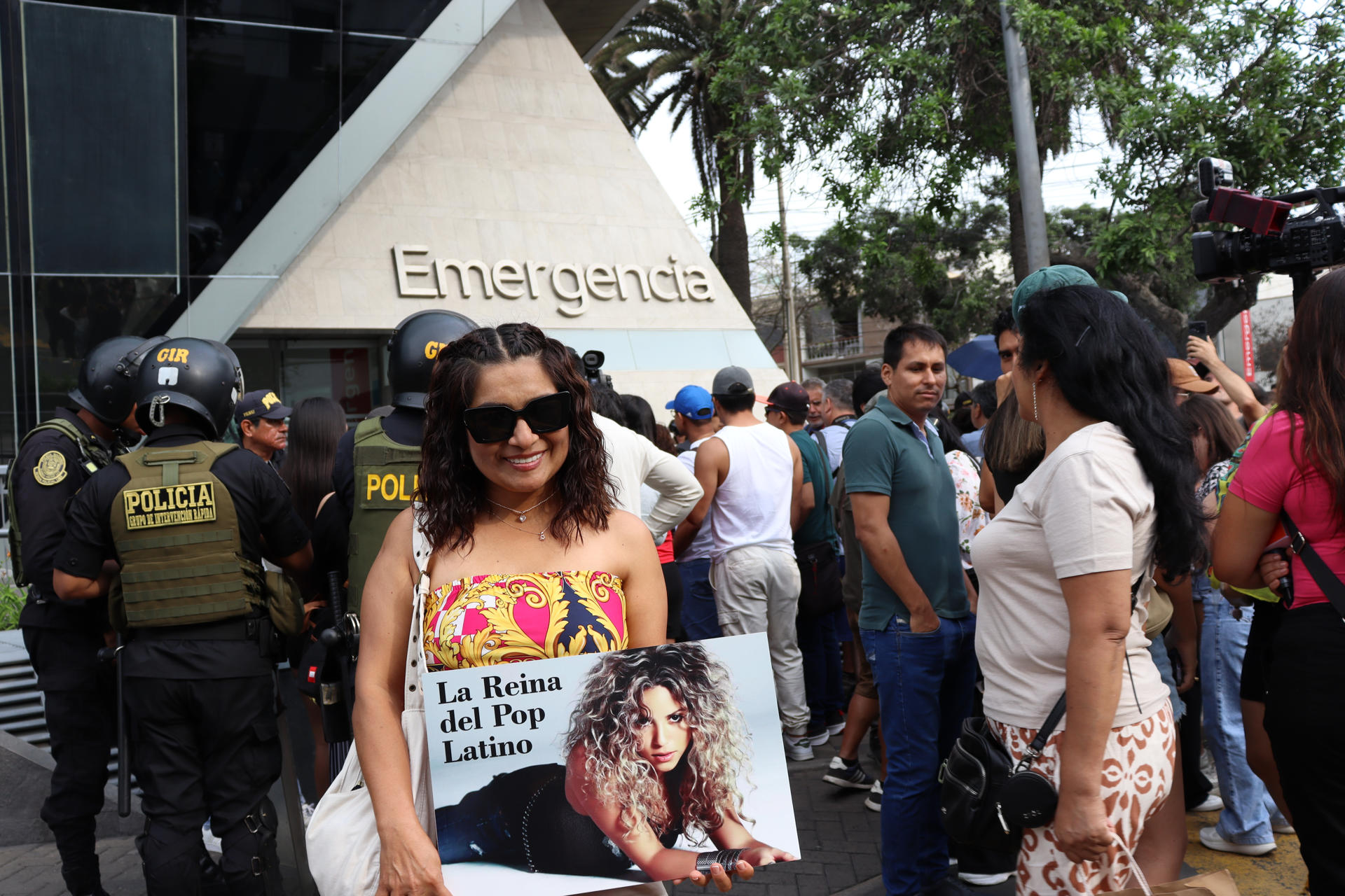 Decenas de fanáticos peruanos desean la pronta recuperación de Shakira