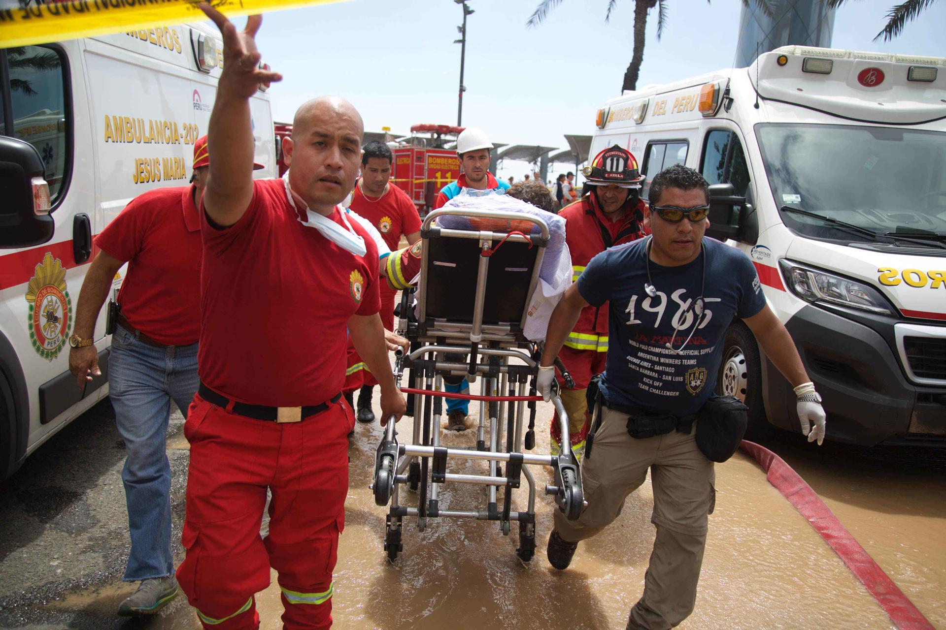 Suben a cuatro los muertos tras desplomarse parte del techo de un centro comercial en Perú