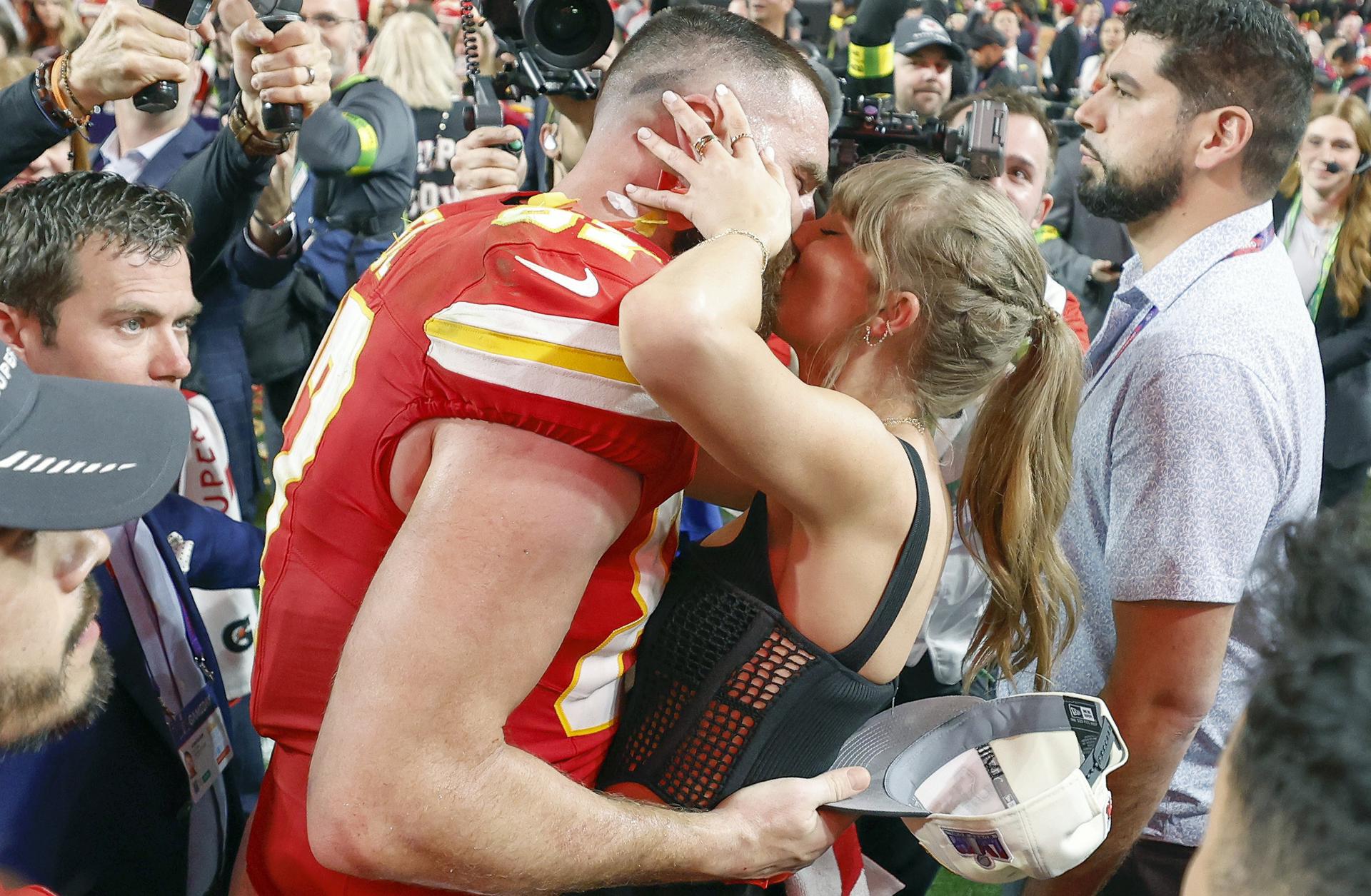 Taylor Swift y Travis Kelce anuncian su compromiso