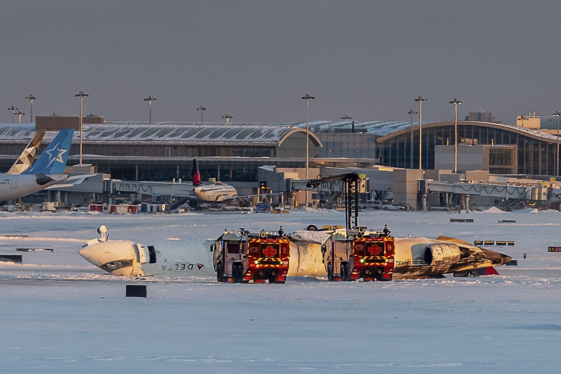 Al menos 18 heridos, tres de gravedad, al volcar un avión cuando aterrizaba en Toronto