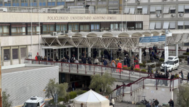 El papa está estable, pero su cuadro clínico es "complejo" y se alarga su hospitalización