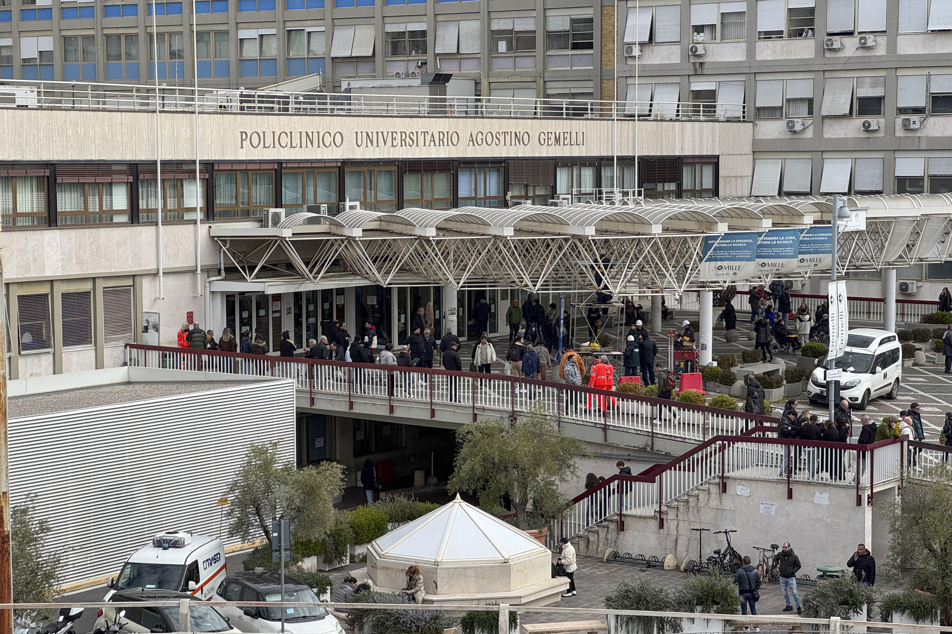 El papa está estable, pero su cuadro clínico es "complejo" y se alarga su hospitalización